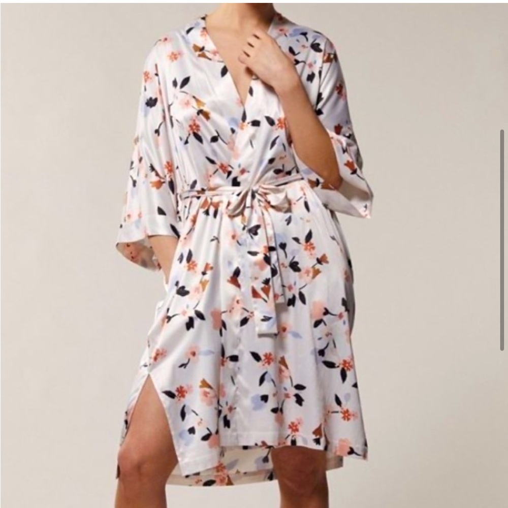 NWOT Love and Lore Satin Kimono